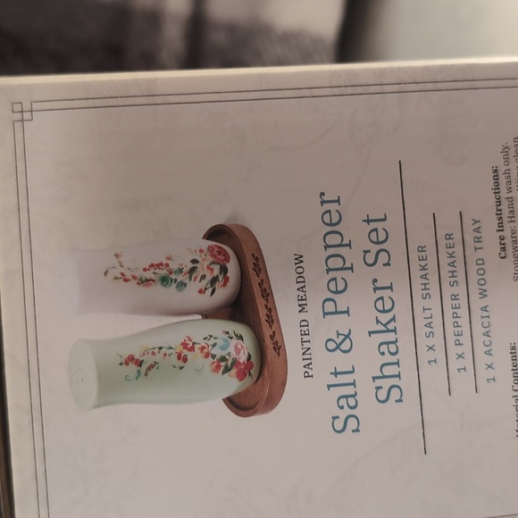 Pioneer woman salt and pepper shakers - Picture 3 of 3